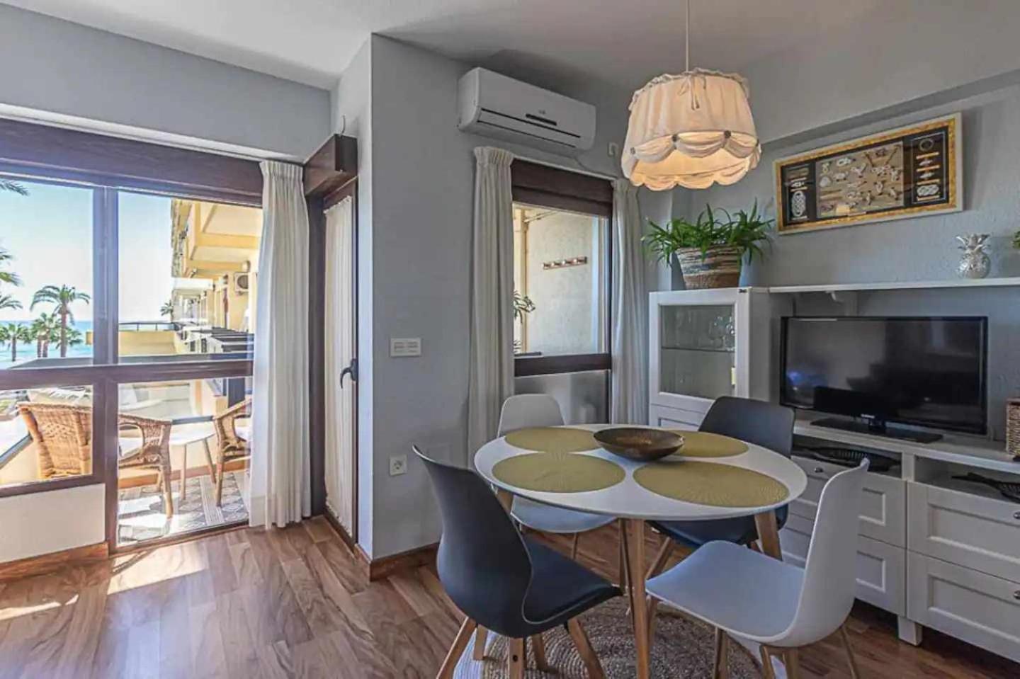 Encantador Apartamento En Primera Linea De Playa Benalmádena Exterior foto